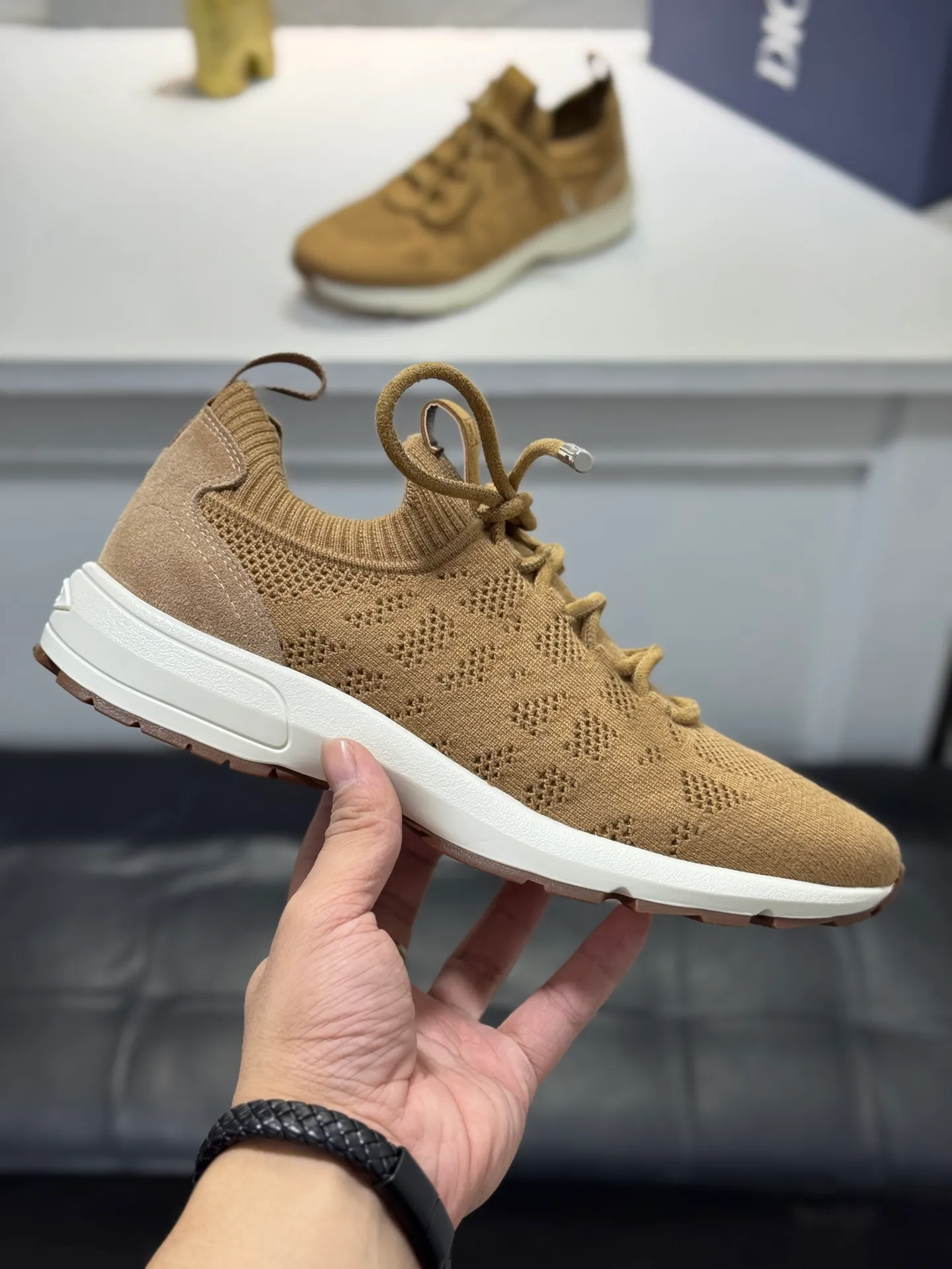 Men's shoes💰400【New style】🎠🎠Dior🔍Top purchasing agent🇮🇹 Di The new super-popular sneakers from the popular sneakers are synchronized with the new counters. The uppers are made of flying woven fabrics, and the logo logo on the tongue is perfectly reproduced with complex craftsmanship that is a must-have for fashionistas. The soles: the original soles are specially provided by the original factory, and the exclusive molded soles are super comfortable. The original factory orders, 🔍🔍multiple colors are available, you can go in and out of the counter at will, welcome to compare, a must-have for fashionable men. Code number: 38-44 (45 customized